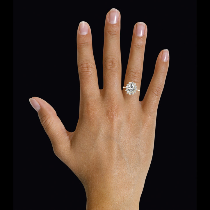 2.85 Karat Entourage Ring mit ovalem Diamanten aus Gelbgold