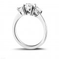1.50  Karat Trilogiering mit runden Diamanten aus Platin