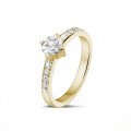 0.50 Karat Diamant Solitärring aus Gelbgold mit kleinen Diamanten