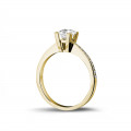 0.75 Karat Solitärring aus Gelbgold mit Prinzessdiamanten und kleinen Diamanten