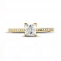 0.75 Karat Solitärring aus Gelbgold mit Prinzessdiamanten und kleinen Diamanten