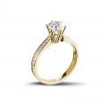 0.90 Karat Diamant Solitärring aus Gelbgold mit kleinen Diamanten