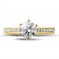 0.90 Karat Diamant Solitärring aus Gelbgold mit kleinen Diamanten