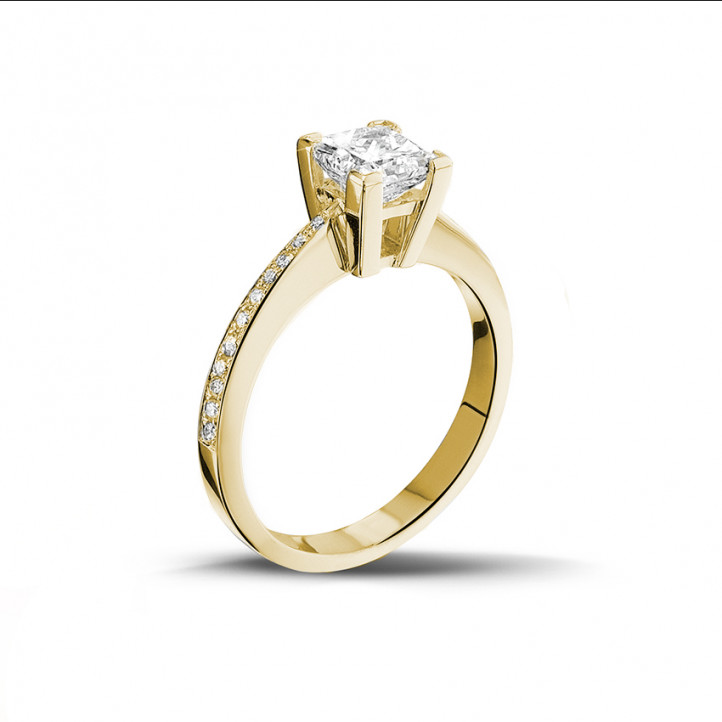 1.00 Karat Solitärring aus Gelbgold mit Prinzessdiamanten und kleinen Diamanten