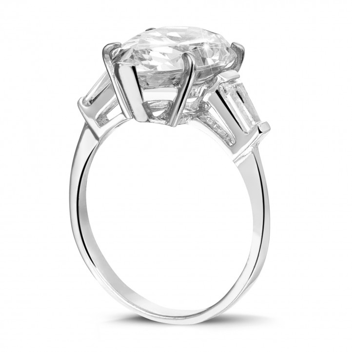 Ring in Weißgold mit einem tropfenförmigen Diamanten und Seitendiamanten im konischen Baguetteschliff