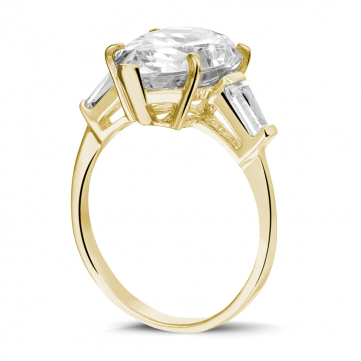 Ring in Gelbgold mit einem tropfenförmigen Diamanten und Seitendiamanten im konischen Baguetteschliff
