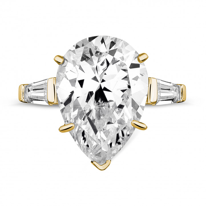 Ring in Gelbgold mit einem tropfenförmigen Diamanten und Seitendiamanten im konischen Baguetteschliff