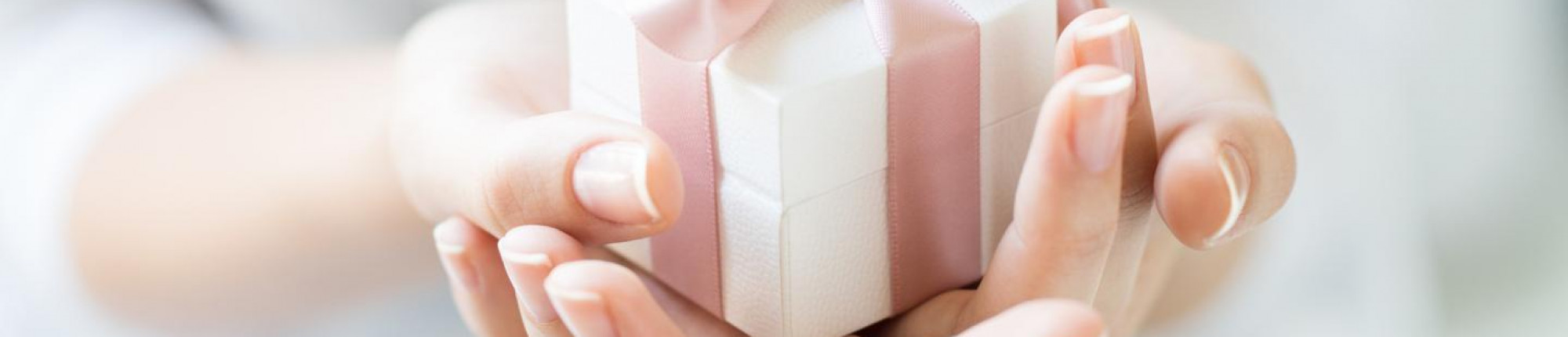 Ein Geschenk von BAUNAT kommt in einer schönen Geschenkverpackung