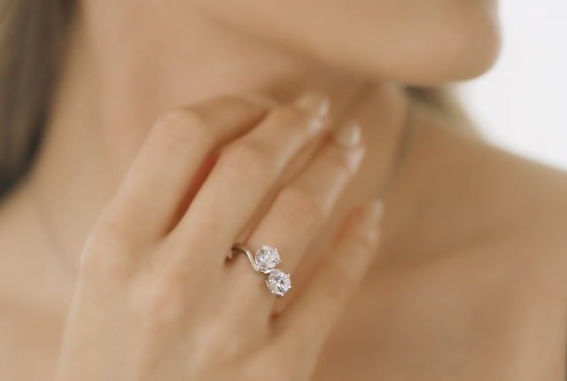 Toi-et-moi-Ring aus Weißgold mit zwei runden Diamanten in geschwungener Fassung