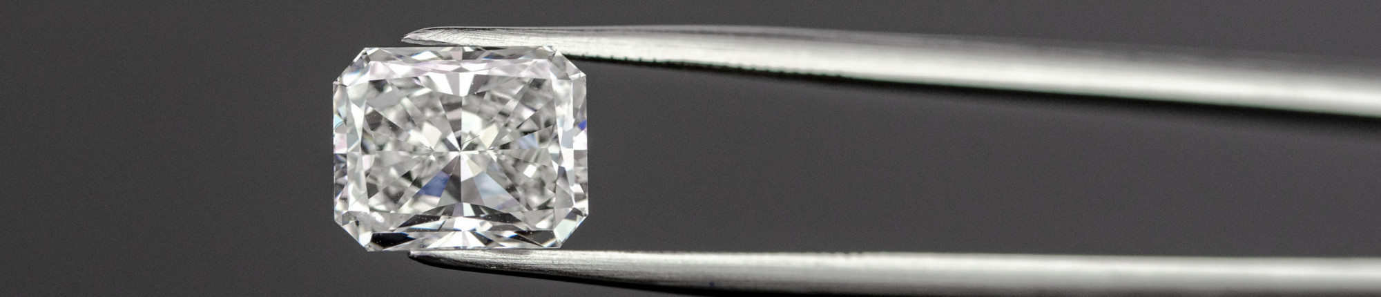 Shutterstock Ein Diamant im Radiant-Schliff - perfekt für einen Verlobungsring – BAUNAT