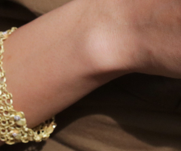 Goldenes Armband mit Diamanten als Alternative zum Verlobungsring