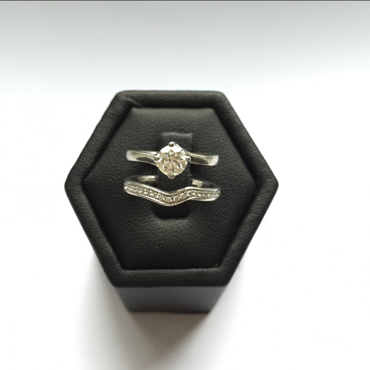 Preisangebot Nr. 1 Fr. Moritz - auf Maß gefertigter Ehering in Platin mit kleinen Diamanten (halb besetzt)