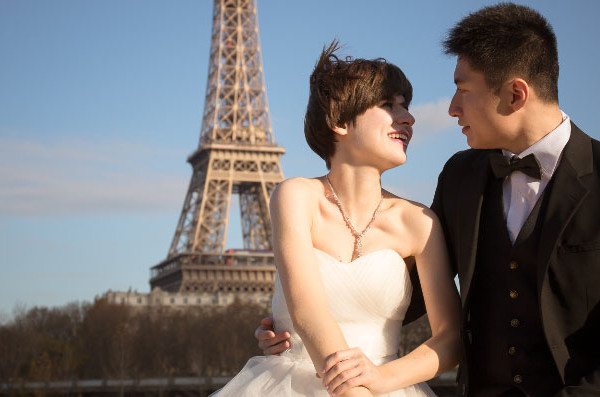 Ehepaar in Paris mit Diamantschmuck BAUNAT