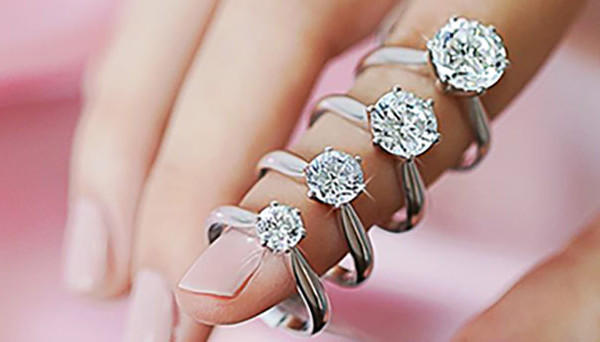 Solitär Ring mit Diamanten in verschiedenen Karatgrößen