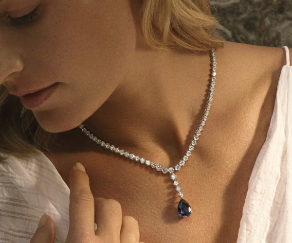 Goldene Diamantkette mit blauem Saphir in Tropfenform