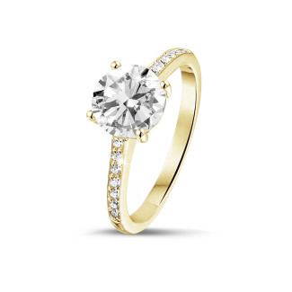 1.50 Karat Solitärring aus Gelbgold mit 4 Krappen und seitlichen Diamanten