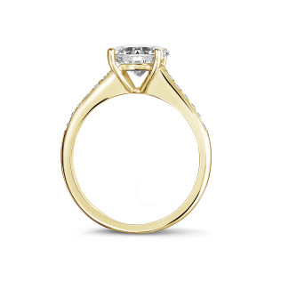 Brillant Ring - 2.00 Karat Solitärring aus Gelbgold mit 4 Krappen und seitlichen Diamanten