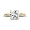 3.00 Karat Solitärring aus Gelbgold mit 4 Krappen und seitlichen Diamanten