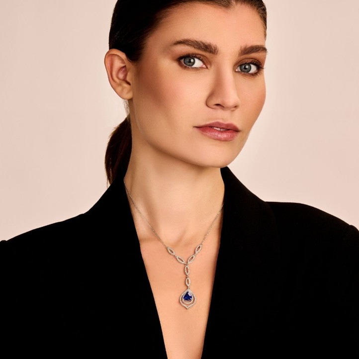 Diamantene Halskette aus Gelbgold mit tropfenförmigem Saphir