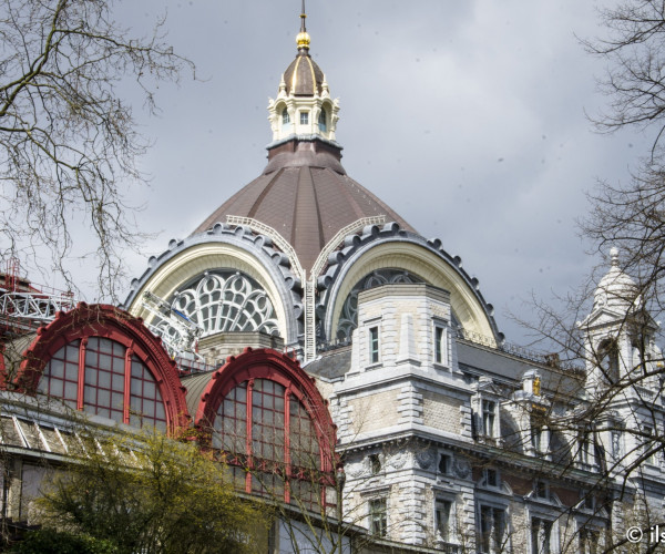 Historische Diamantenbörse in Antwerpen mit großer Kuppel und ornamentaler Fassade