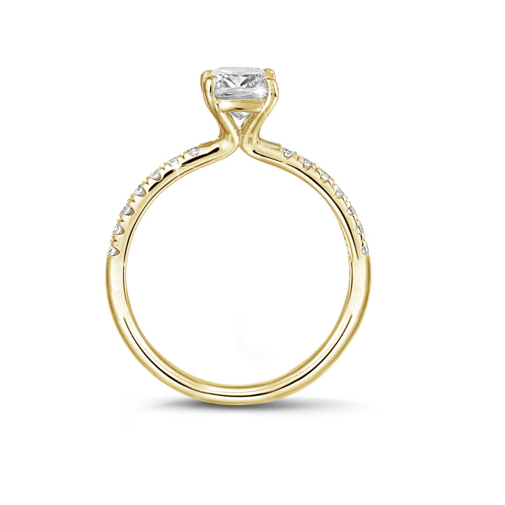 0.70 Karat Solitärring mit Diamant im Smaragdschliff aus Gelbgold mit kleinen Diamanten