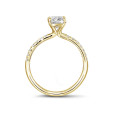 1.50 Karat Solitärring mit Diamant im Smaragdschliff aus Gelbgold mit kleinen Diamanten