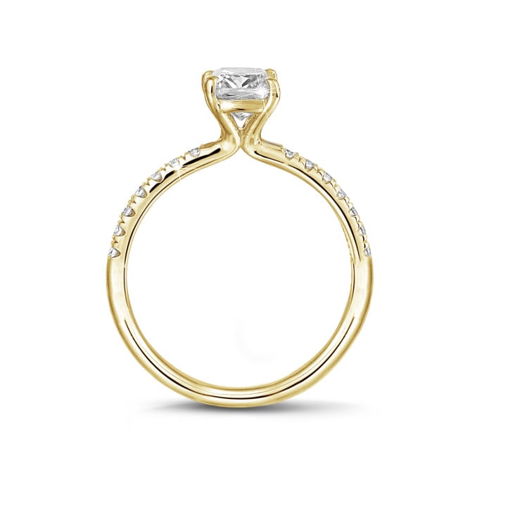 1.50 Karat Solitärring mit Diamant im Smaragdschliff aus Gelbgold mit kleinen Diamanten