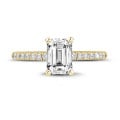 1.50 Karat Solitärring mit Diamant im Smaragdschliff aus Gelbgold mit kleinen Diamanten