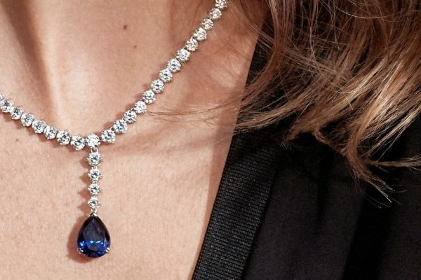 Diamantcollier aus Weißgold mit tropfenförmigem blauen Saphir-Anhänger im Halsbereich