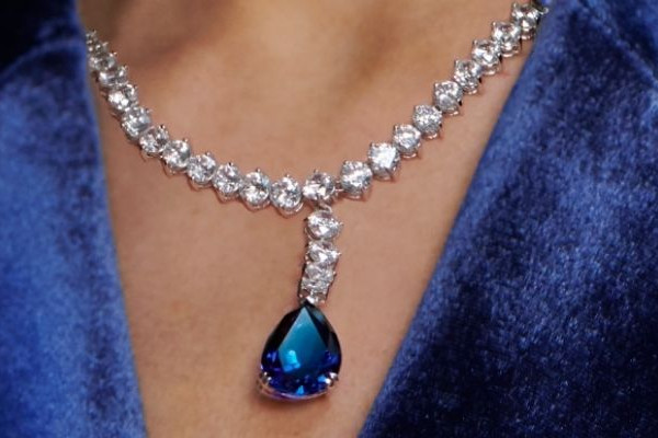 Halsketten und Colliers mit einem blauen Saphir