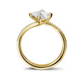 1.50 Karat Diamant Solitärring aus Gelbgold mit Prinzessdiamant und kleinen runden Diamanten