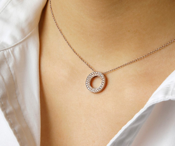 Roségoldene Halskette mit rundem Diamant-Anhänger in modernem, offenem Kreisdesign