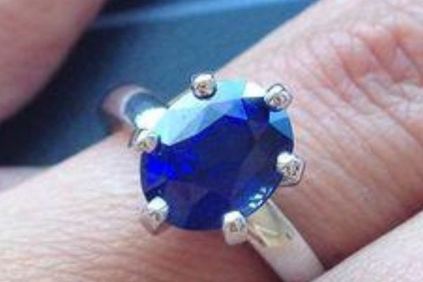 Goldener Ring mit großem, ovalem blauen Edelstein in Krappenfassung