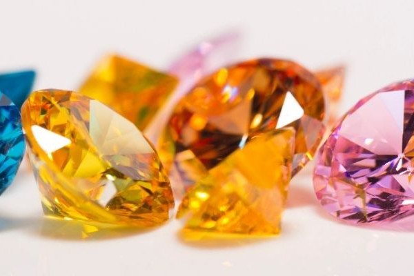 Elf farbige Diamanten