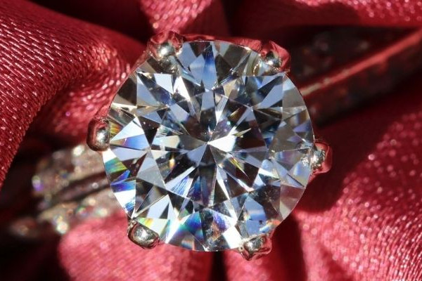Diamant-Verlobungsring mit seitlichen Diamanten BAUNAT