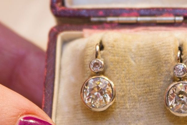 Antike Goldohrringe mit kleinen und großen runden Diamanten in zarter Fassung