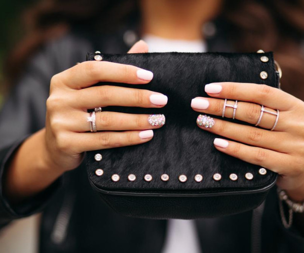 Möchten Sie eine mit Diamanten besetzte Handtasche kaufen?