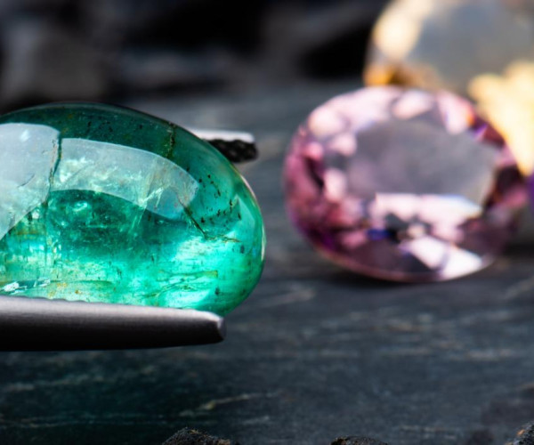 Fünf farbige lose Diamanten