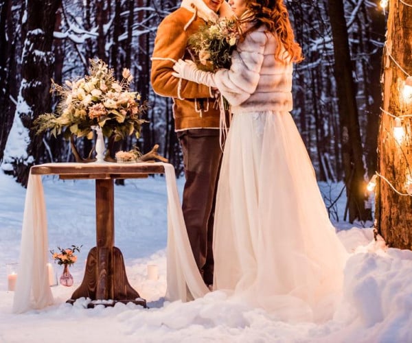 Paar im Schnee heiraten