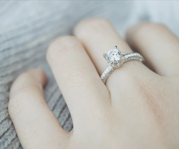 Verlobungsring mit rundem Diamanten in einer Krappenfassung
