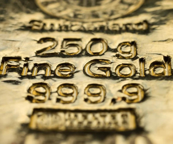 Makroaufnahme eines 250g Fein-Goldbarrens mit geprägter 999,9er Reinheit