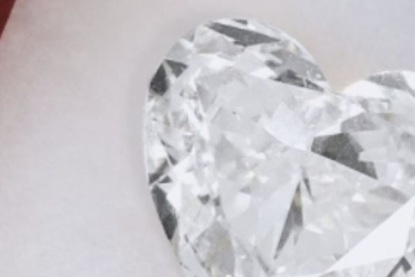 Ein herzförmiger Diamant für einen einzigartige Verlobungsringe