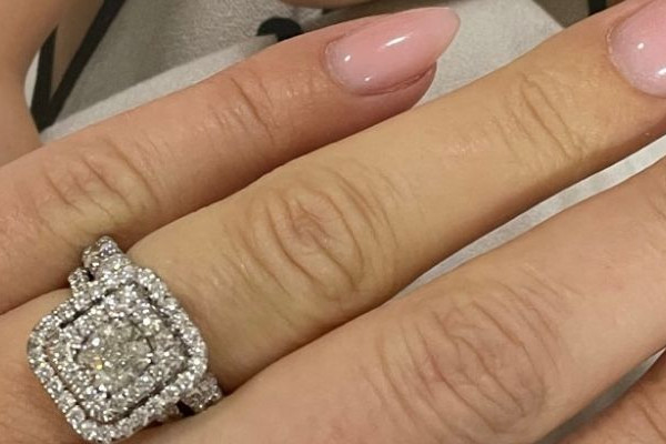  Beste Nagelfarbe für Diamant-Verlobungsringe