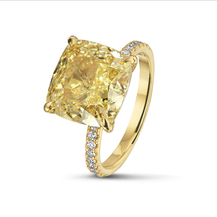 7.07kt Solitärring aus Gelbgold mit 'fancy intense yellow' Kissenschliff-Diamant und Seitensteinen