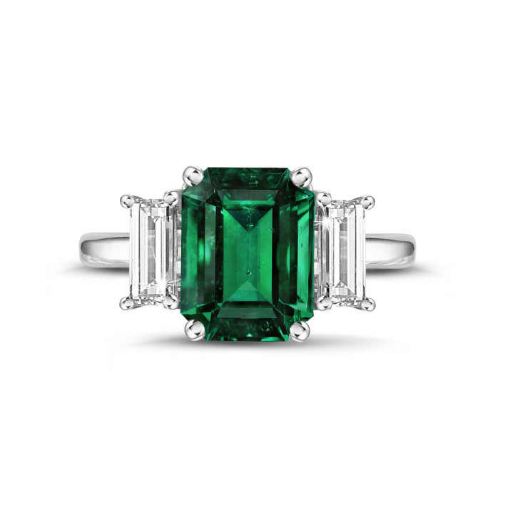 Trilogie-Ring aus Weißgold mit einem Smaragd und Diamanten im Baguetteschliff