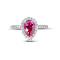 Halo-Ring aus Weißgold mit einem rosa Saphir im Tropfenschliff und runden Diamanten