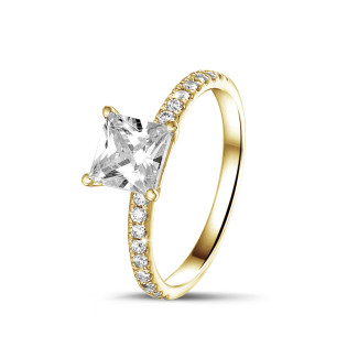 Verlobung - 1.00 Karat Solitärring mit Prinzessdiamant aus Gelbgold mit kleinen Diamanten