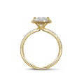 1.20 Karat Halo Solitärring mit Prinzessdiamant aus Gelbgold mit runden Diamanten