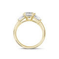 1.00 Karat Trilogie-Ring aus Gelbgold mit Tropfen-Diamant und konischen Baguettes