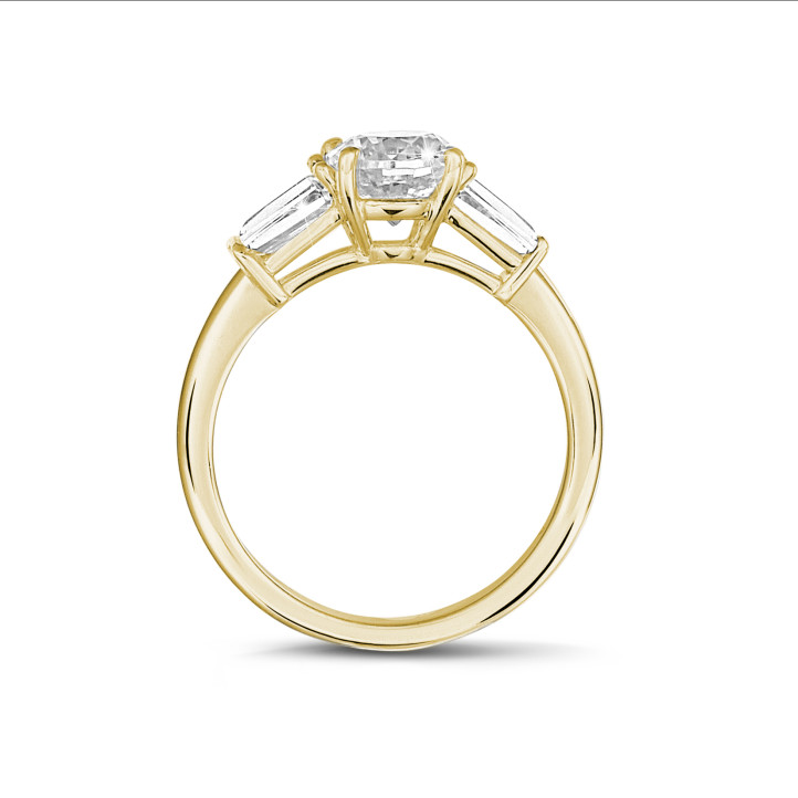 1.00 Karat Trilogie-Ring aus Gelbgold mit ovalem Diamant und konischen Baguettes